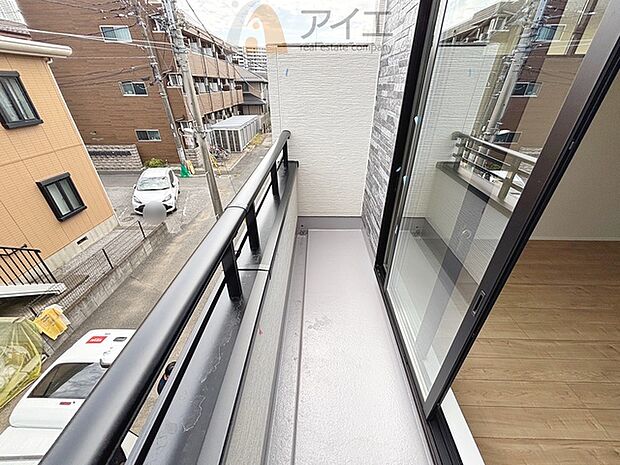 広々バルコニーは日当たり良好、ガーデニングも楽しめます