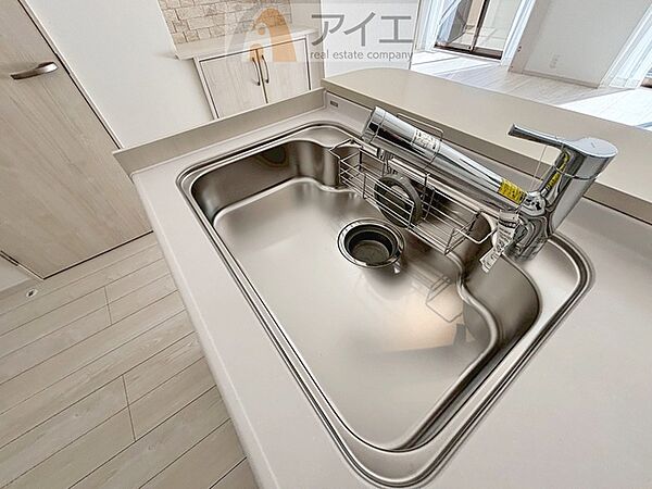水道一体型の浄水器。ボタン一つで切替可能水回りもすっきり