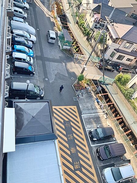 駐車場があるため車通勤の方にも安心なマンションです(要空確認)