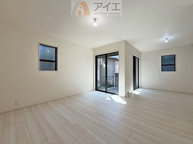 たっぷりの陽光に包まれる明るい住まい