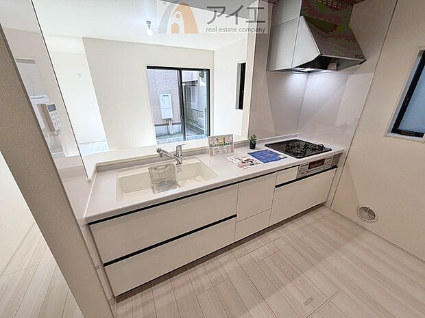 リビングで遊ぶお子様にも目が届く、安心感で選ぶなら対面キッチン