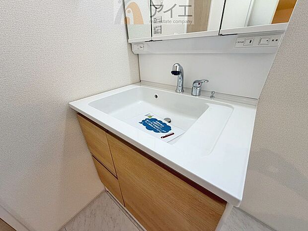 三面鏡にハンドシャワー付き、使いやすい洗面台