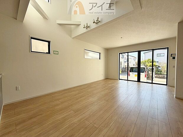 日差しがうれしいリビング、大窓からの見晴らしも良好