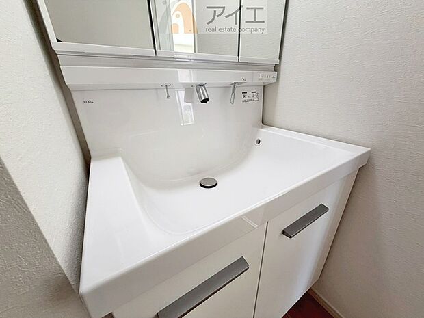 三面鏡にハンドシャワー付き、使いやすい洗面台