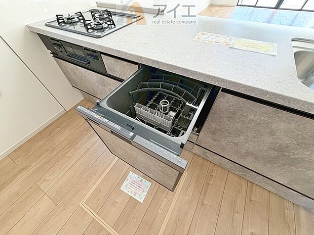 手に優しい、後片づけおまかせの食洗機。ママも食後のだんらんに加われます