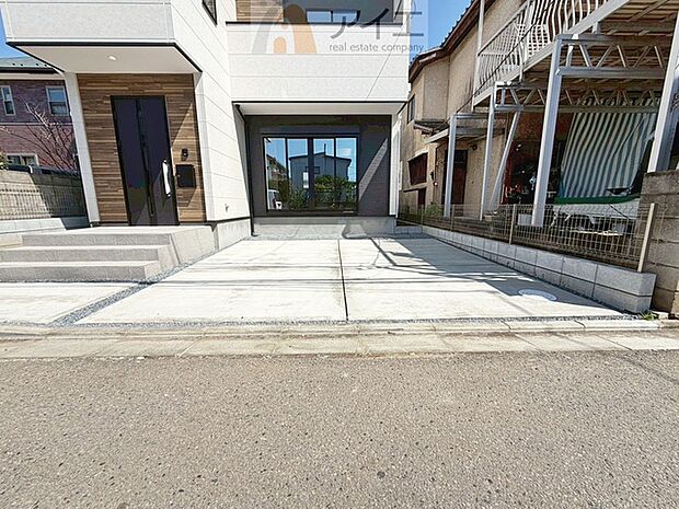 お友達をたくさん呼べるゆとりの駐車スペース