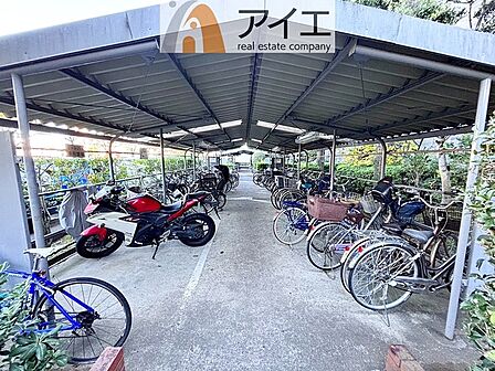 広々スペースの駐輪場はご家族の自転車を置くことができます
