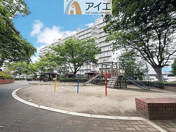 敷地内には公園もあり、子育て家族に嬉しい緑豊かな環境です