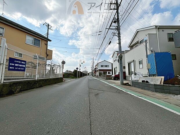 前面道路は歩道も整備され、小さなお子様にも安心