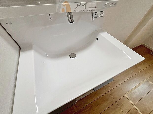 三面鏡にハンドシャワー付き、使いやすい洗面台