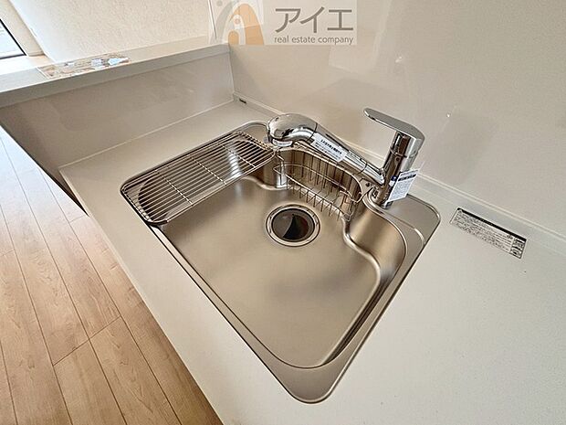 水道一体型の浄水器。ボタン一つで切替可能水回りもすっきり