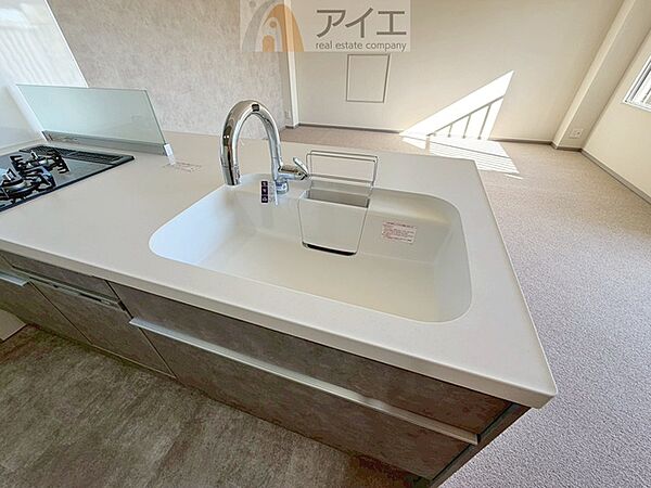 水道一体型の浄水器。ボタン一つで切替可能水回りもすっきり