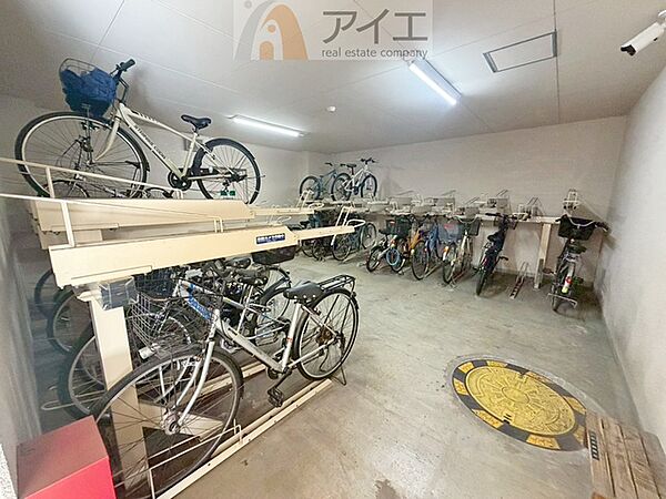広々スペースの駐輪場はご家族の自転車を置くことができます