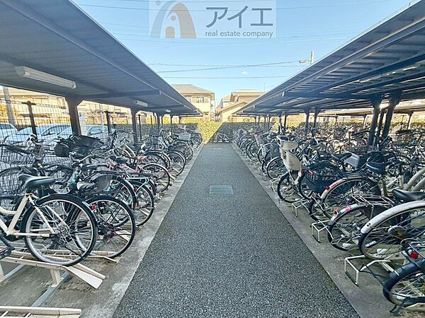 広々スペースの駐輪場はご家族の自転車を置くことができます
