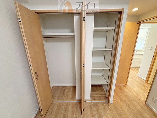 お子様の荷物も片付く、全居室収納スペース