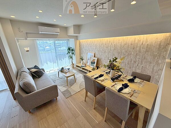 日差しがうれしいリビング、大窓からの見晴らしも良好