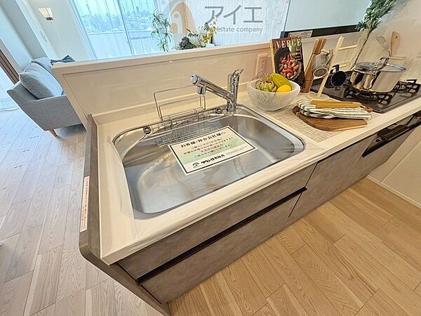水道一体型の浄水器。ボタン一つで切替可能水回りもすっきり