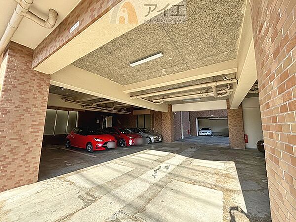 駐車場があるため車通勤の方にも安心なマンションです（要空確認）
