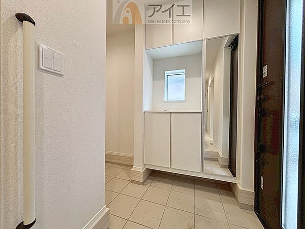 お出掛け前の身だしなみチェックに嬉しい姿見付き