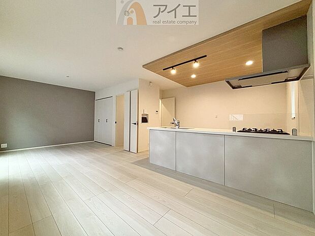 ご家族やお客様との会話も楽しめる対面キッチン