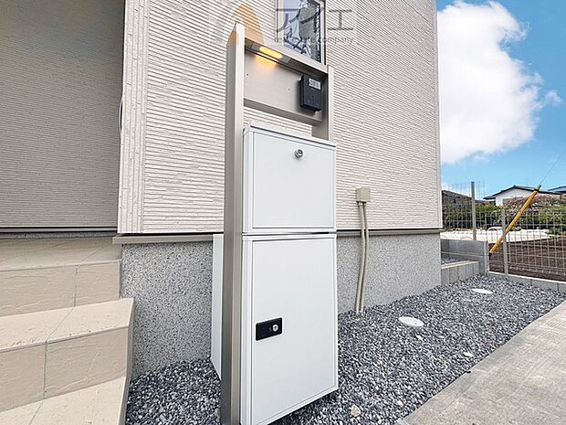 お出掛けが多くても安心な、宅配ボックスつき