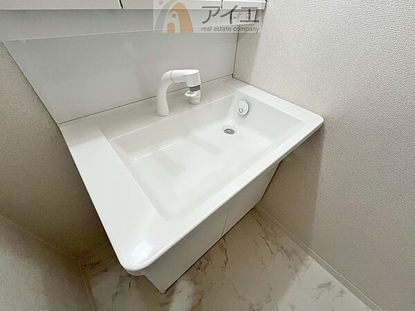 三面鏡にハンドシャワー付き、使いやすい洗面台