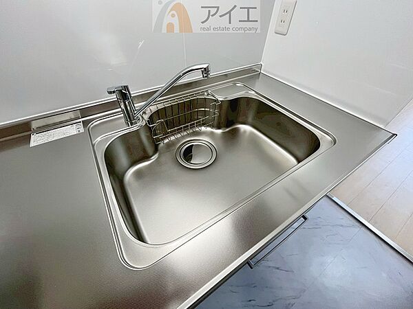 水道一体型の浄水器。ボタン一つで切替可能水回りもすっきり