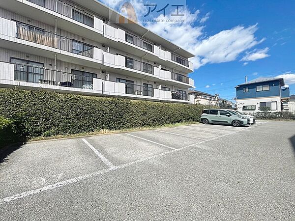 駐車場があるため車通勤の方にも安心なマンションです（要空確認）