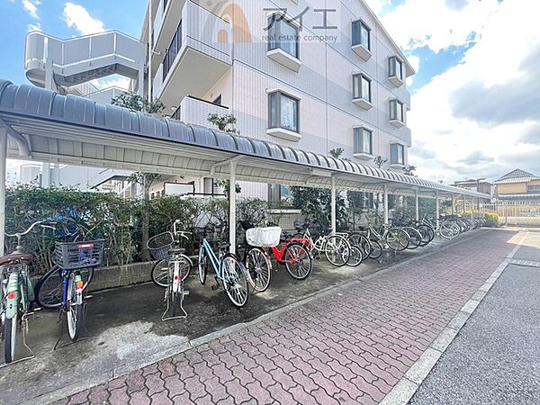 広々スペースの駐輪場はご家族の自転車を置くことができます