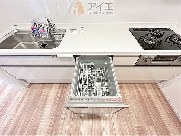 手に優しい、後片づけおまかせの食洗機。ママも食後のだんらんに加われます