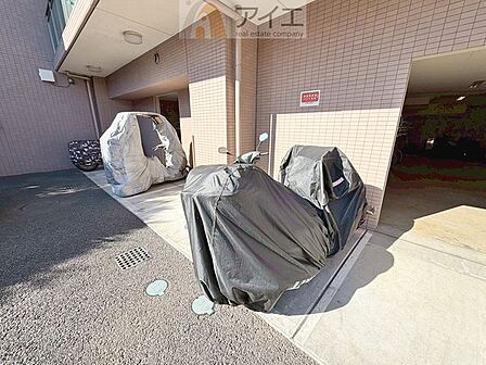 広々スペースの駐輪場はご家族の自転車を置くことができます