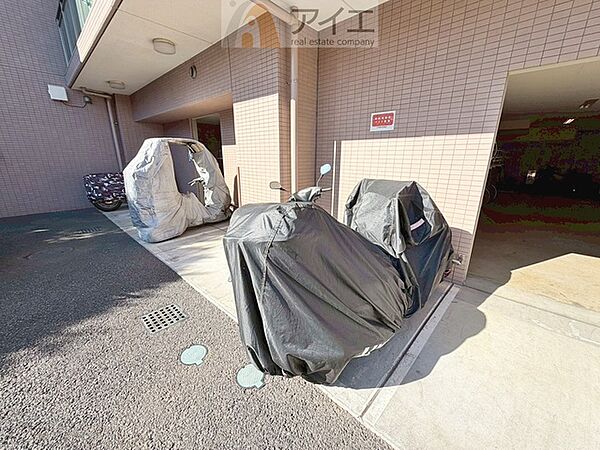 広々スペースの駐輪場はご家族の自転車を置くことができます