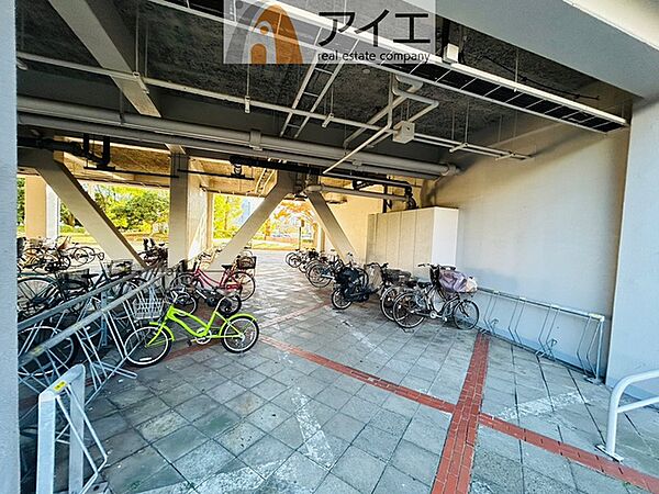 広々スペースの駐輪場はご家族の自転車を置くことができます