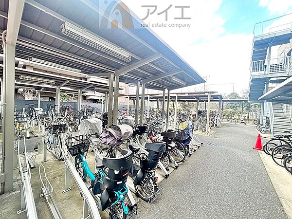 広々スペースの駐輪場はご家族の自転車を置くことができます