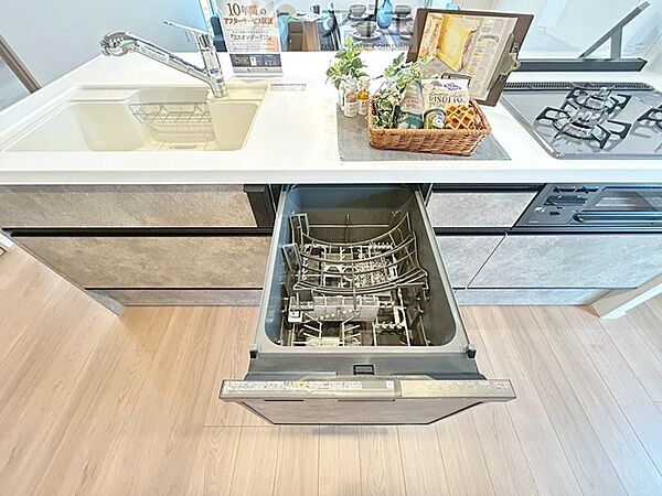 手に優しい、後片づけおまかせの食洗機。ママも食後のだんらんに加われます
