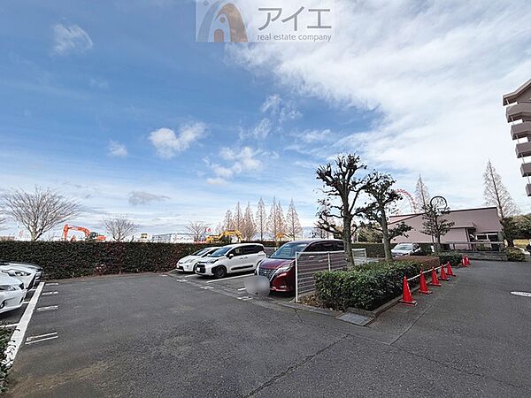 駐車場があるため車通勤の方にも安心なマンションです（要空確認）