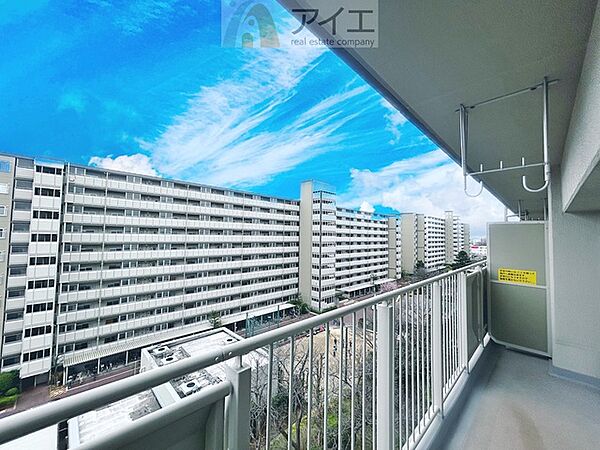広々バルコニーは日当たり良好、ガーデニングも楽しめます