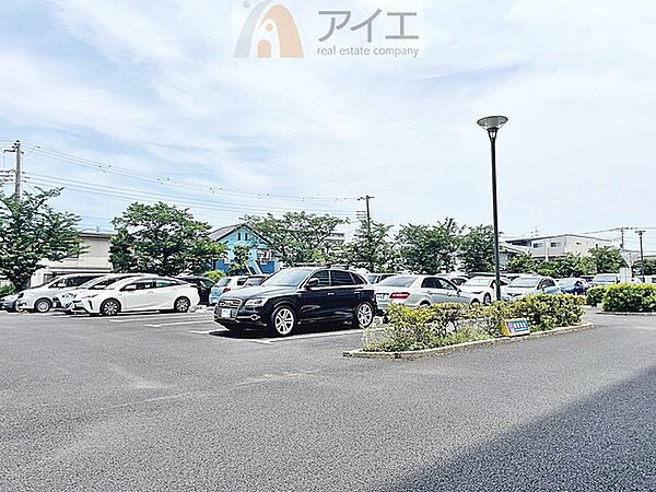 駐車場があるため車通勤の方にも安心なマンションです（要空確認）
