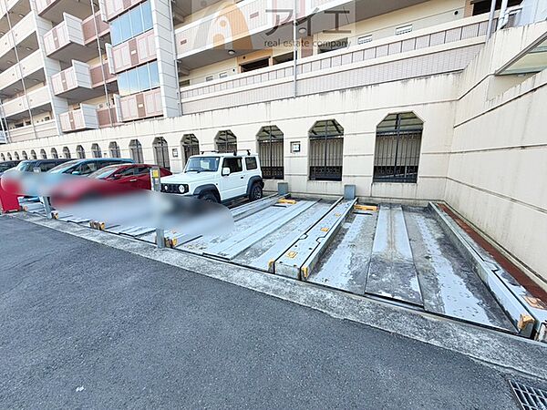 駐車場があるため車通勤の方にも安心なマンションです（要空確認）