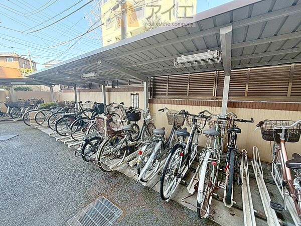 広々スペースの駐輪場はご家族の自転車を置くことができます