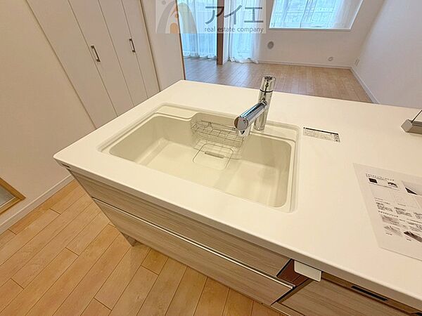 水道一体型の浄水器。ボタン一つで切替可能水回りもすっきり