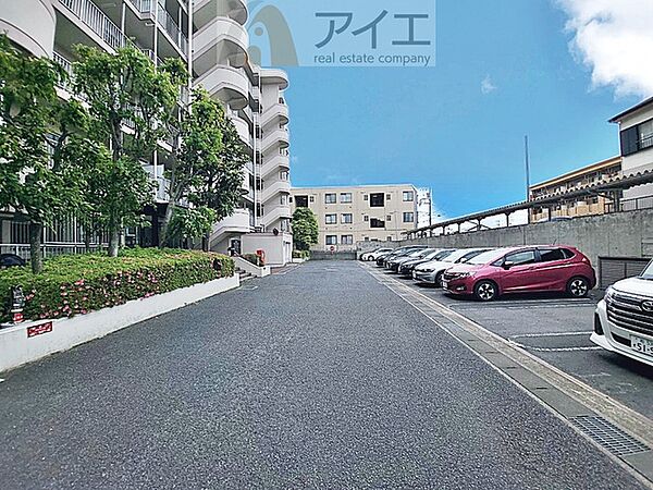 駐車場があるため車通勤の方にも安心なマンションです（要空確認）