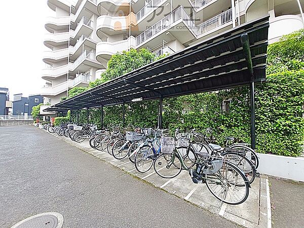 広々スペースの駐輪場はご家族の自転車を置くことができます