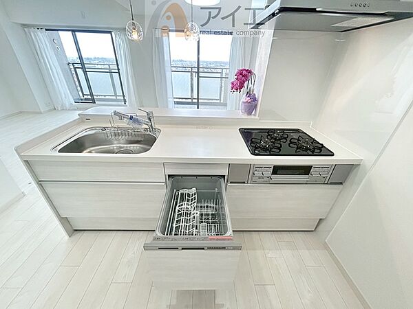 手に優しい、後片づけおまかせの食洗機。ママも食後のだんらんに加われます