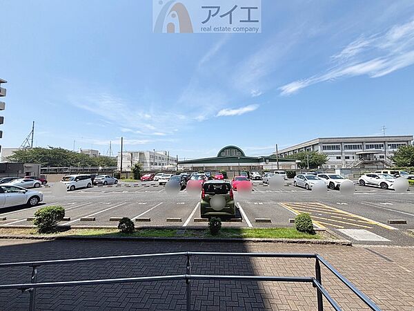 駐車場があるため車通勤の方にも安心なマンションです（要空確認）