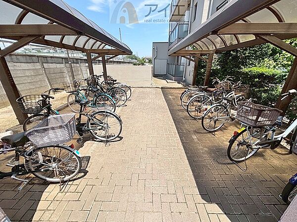 広々スペースの駐輪場はご家族の自転車を置くことができます