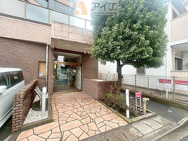 清掃や修理、不審者への声掛けも。管理員日勤は防犯にも有効
