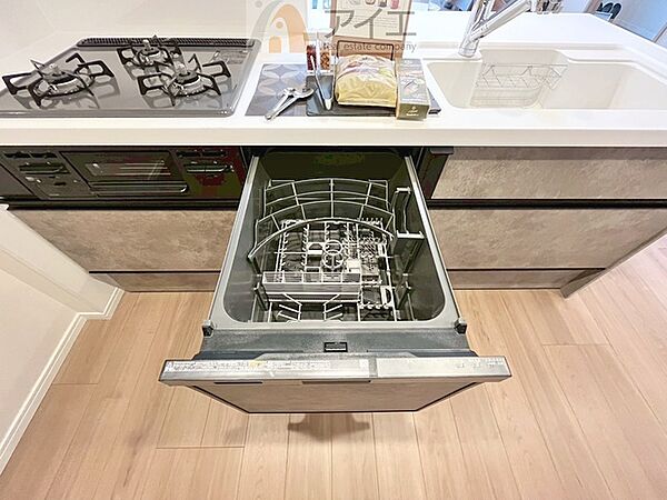手に優しい、後片づけおまかせの食洗機。ママも食後のだんらんに加われます
