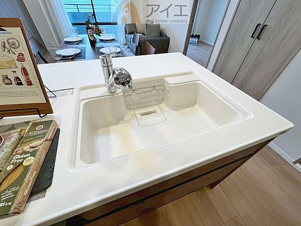 水道一体型の浄水器。ボタン一つで切替可能水回りもすっきり