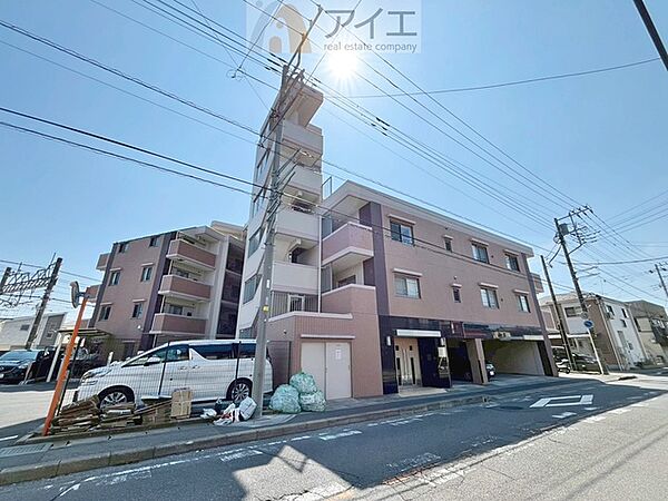 角部屋のため窓が多く、通気性の良い居室です
